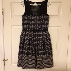 Taylor Size 8 Sleeveless Fit and Flare Black Beige Dresss